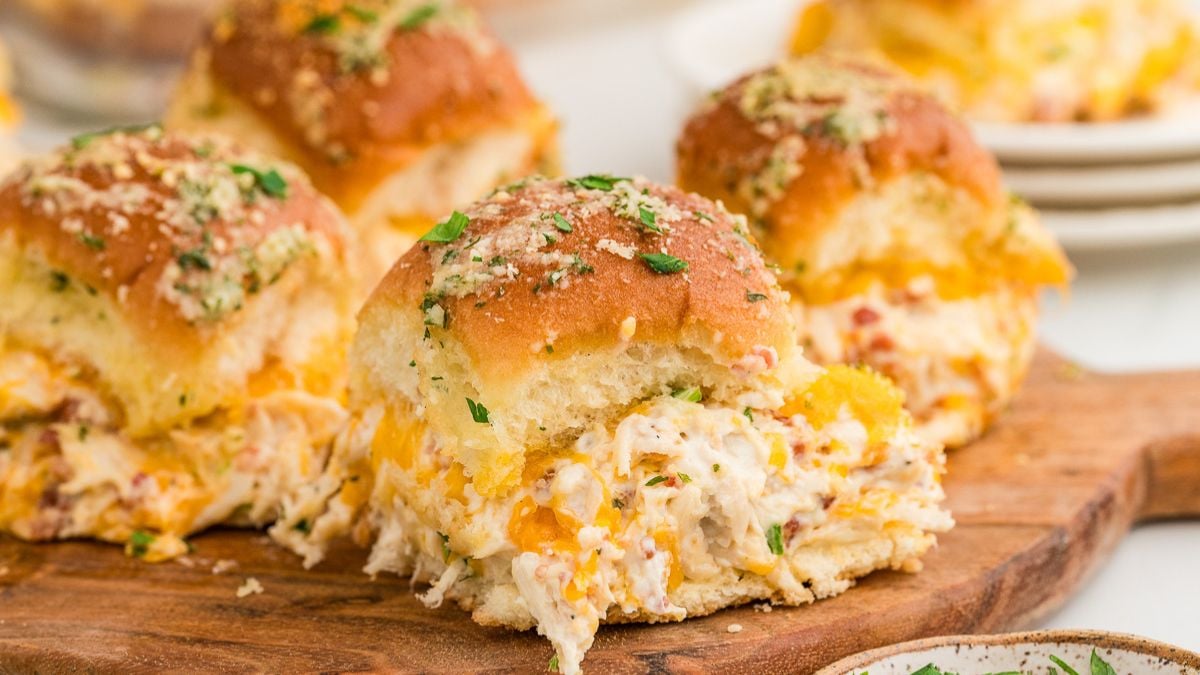 Crack chicken sliders on a wooden board.