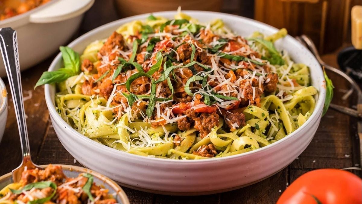 Pesto pasta bolognese in a bowl.