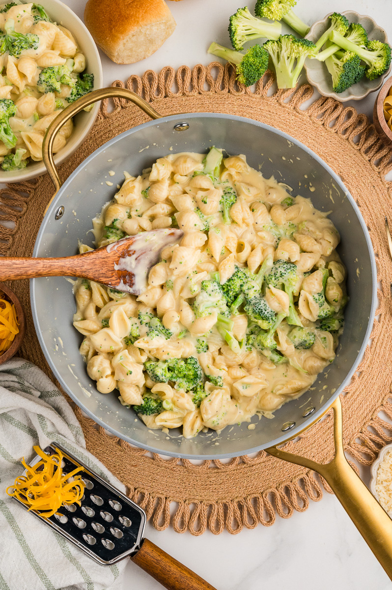 Broccoli mac and cheese overhead view in skilelt.