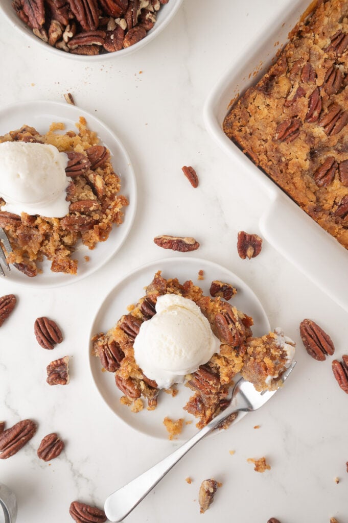 Pecan pie dump cake served on two plate.