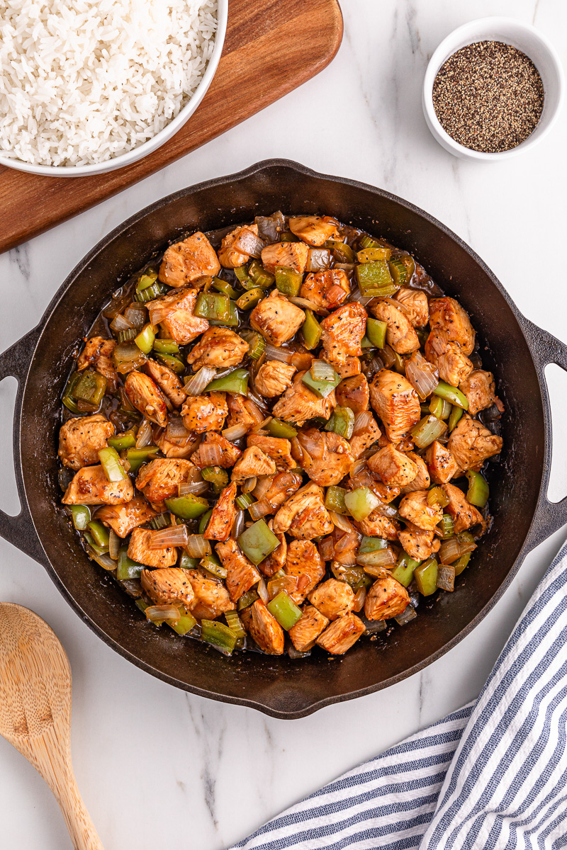 Black pepper chicken in skillet.