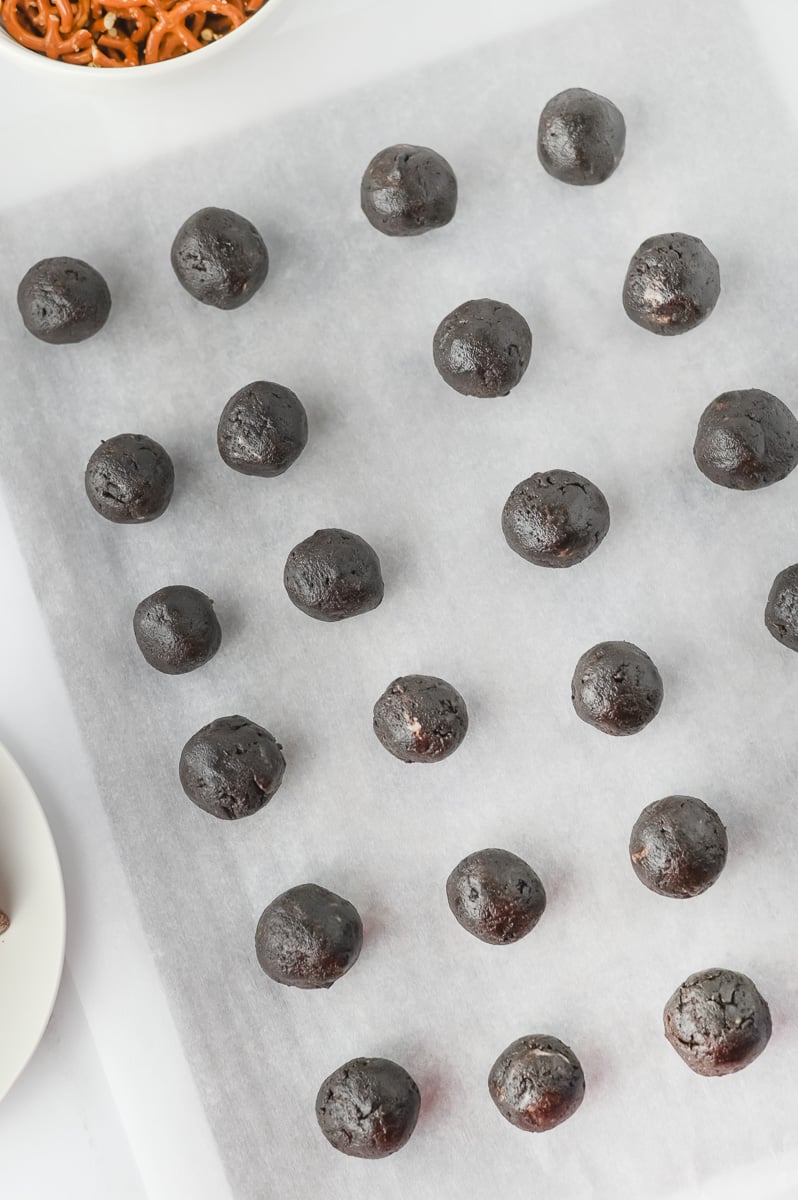 Oreo balls rolled and place on parchment lined baking sheet.
