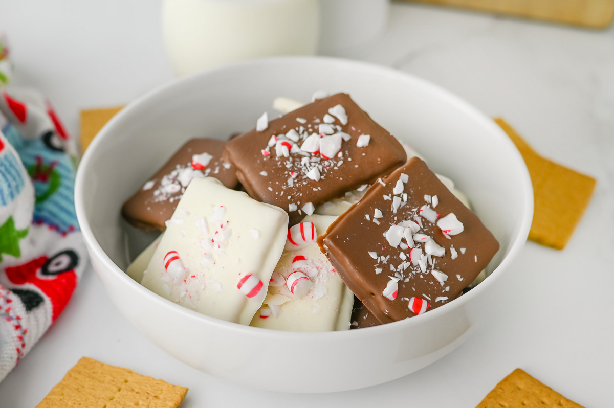 Peppermint crunch graham crackers in white bowl.
