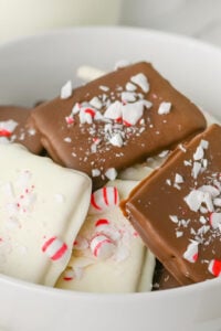 Peppermint crunch graham crackers in white bowl.