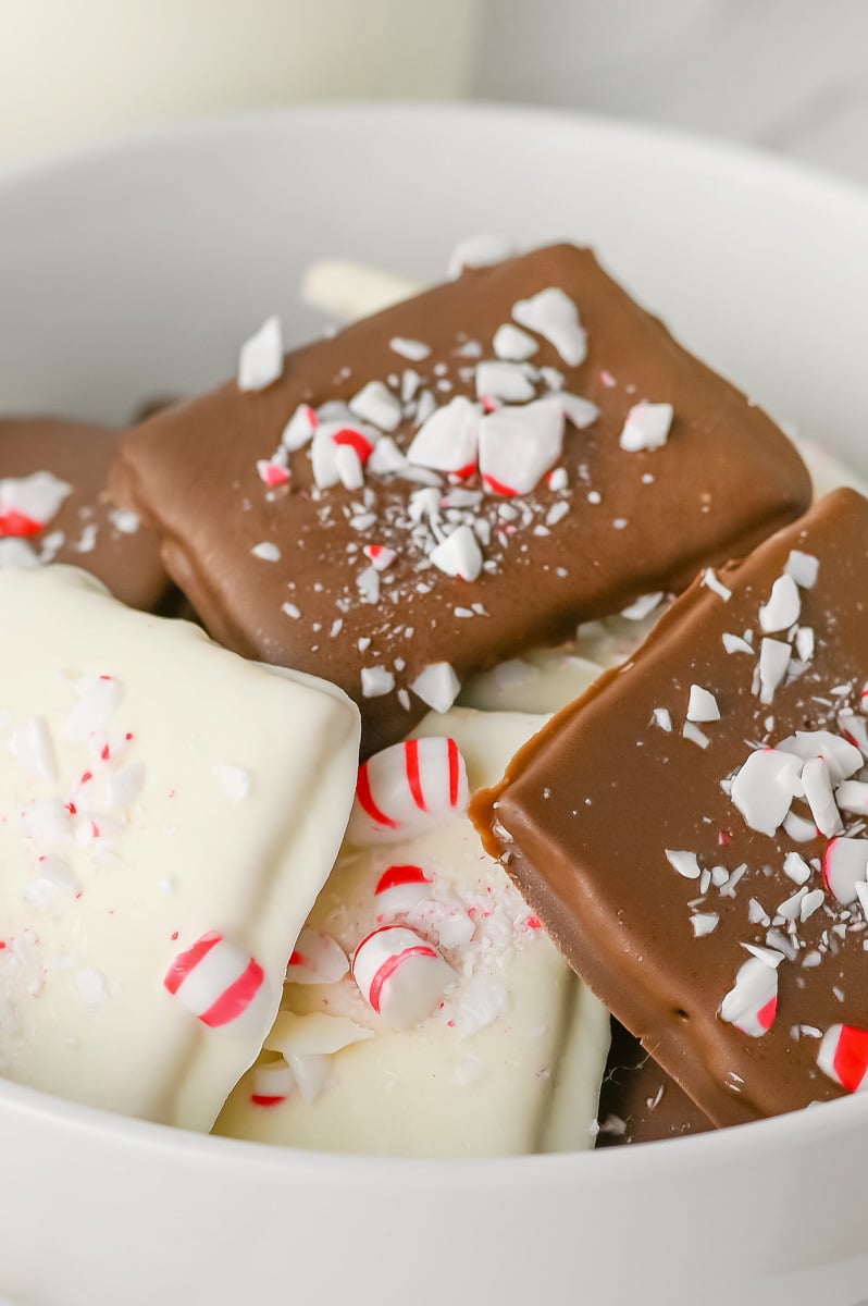 Peppermint crunch graham crackers in white bowl.