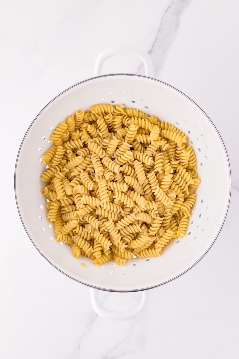 Cooked rotini pasta in bowl.