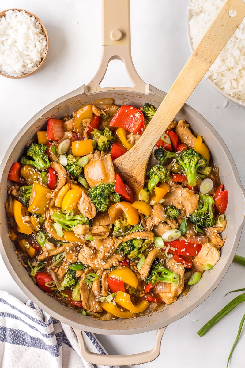 Finsihed dish of chicken stir fry.