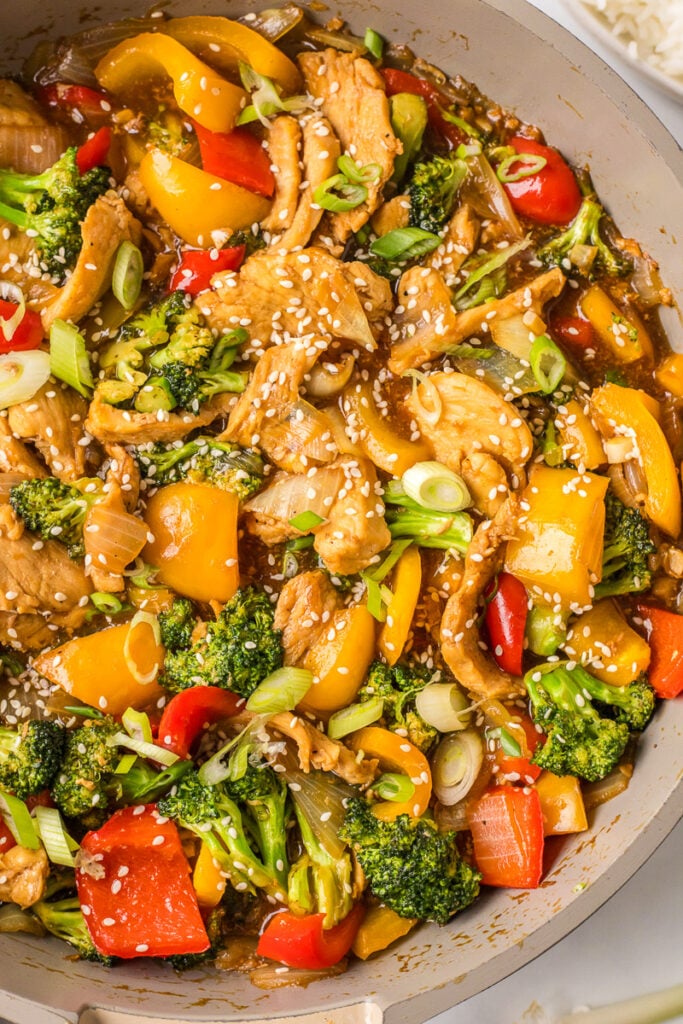 Easy chicken stir fryer in skillet.