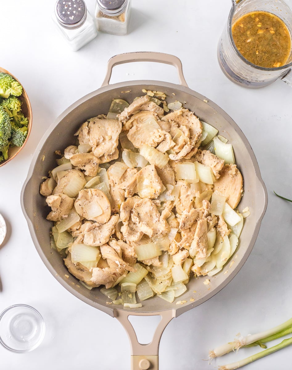 Oil, ginger, garlic and chicken in skillet.