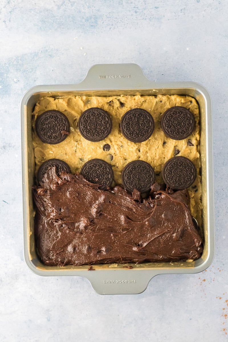 Brownie layer is spread evenly on top of the Oreo cookie layer.