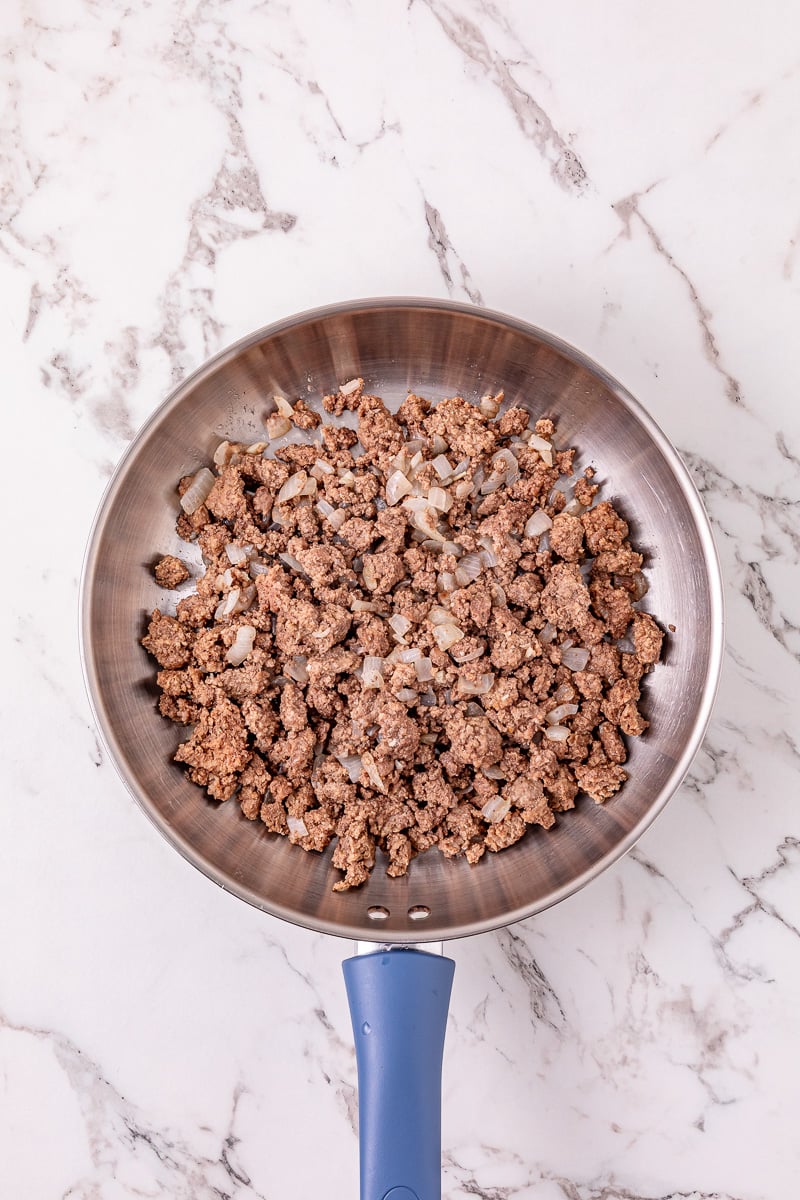 Cooked ground beef in sklllet.