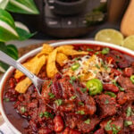 Steak con carne in a white bowl.