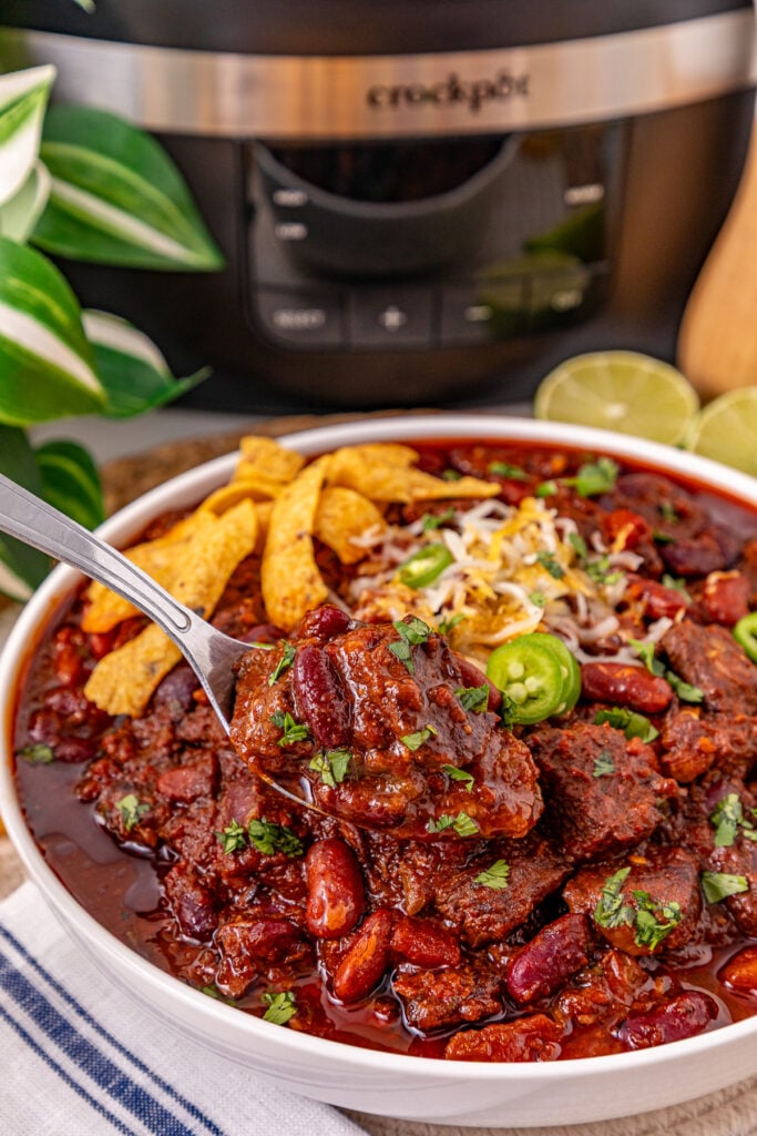 Steak con carne in a white bowl.