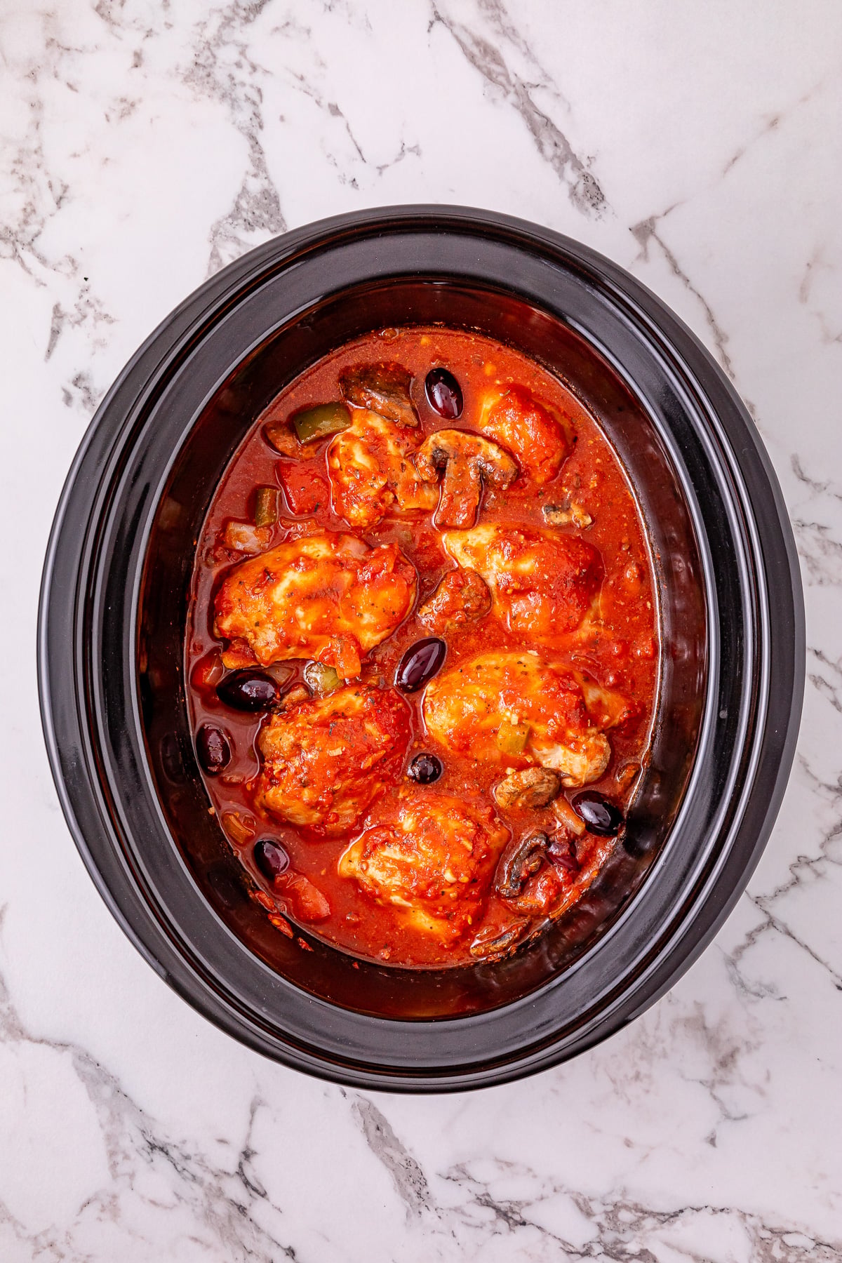 Finished dish of crockpot chicken cacciatore thighs.