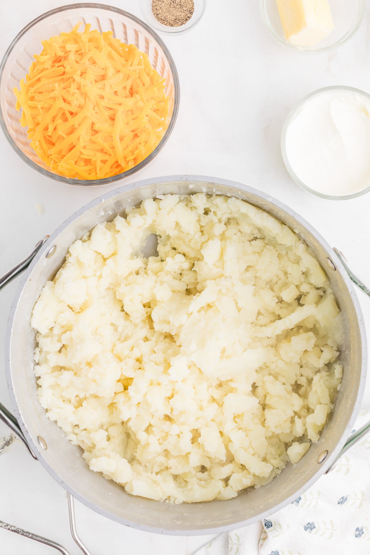 Mashed potatoes in cooking pot.