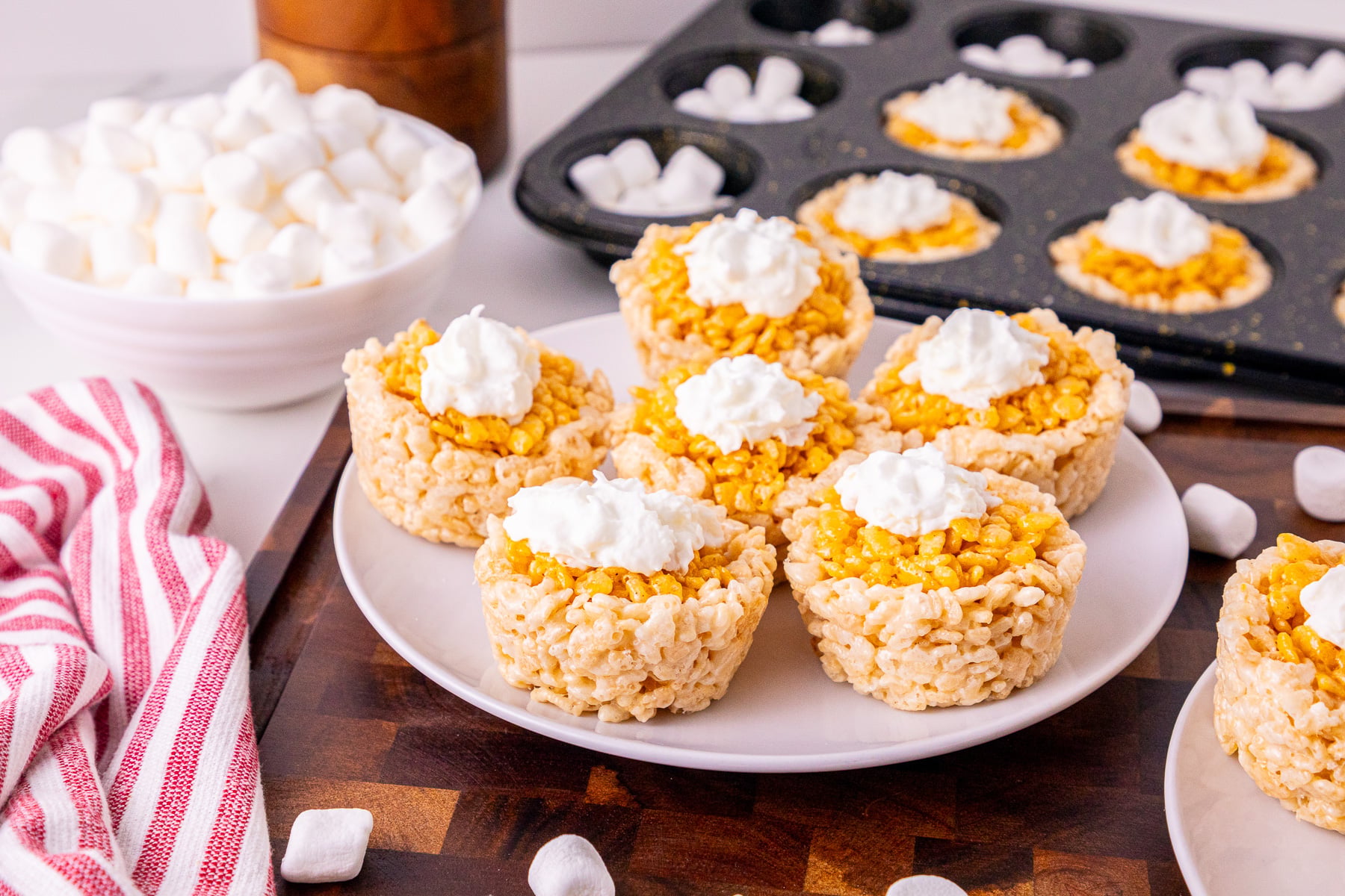 Finished dish of MIni pumpkin rice krispie treats.
